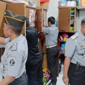 Jelang Ramadhan, Petugas Lapas Banyuwangi Sterilkan Kamar Hunian