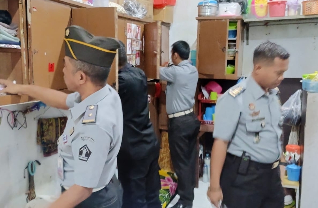 Jelang Ramadhan, Petugas Lapas Banyuwangi Sterilkan Kamar Hunian