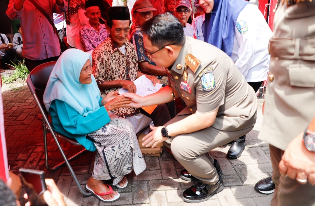 Sambut Ramadhan, Pj. Gubernur Adhy Gelar Pasar Murah di Jember Sambil Salurkan Bansos dan Zakat Produktif