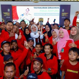 Rayakan Piala Adipura, Bupati Ipuk Tasyakuran Bersama Petugas Kebersihan