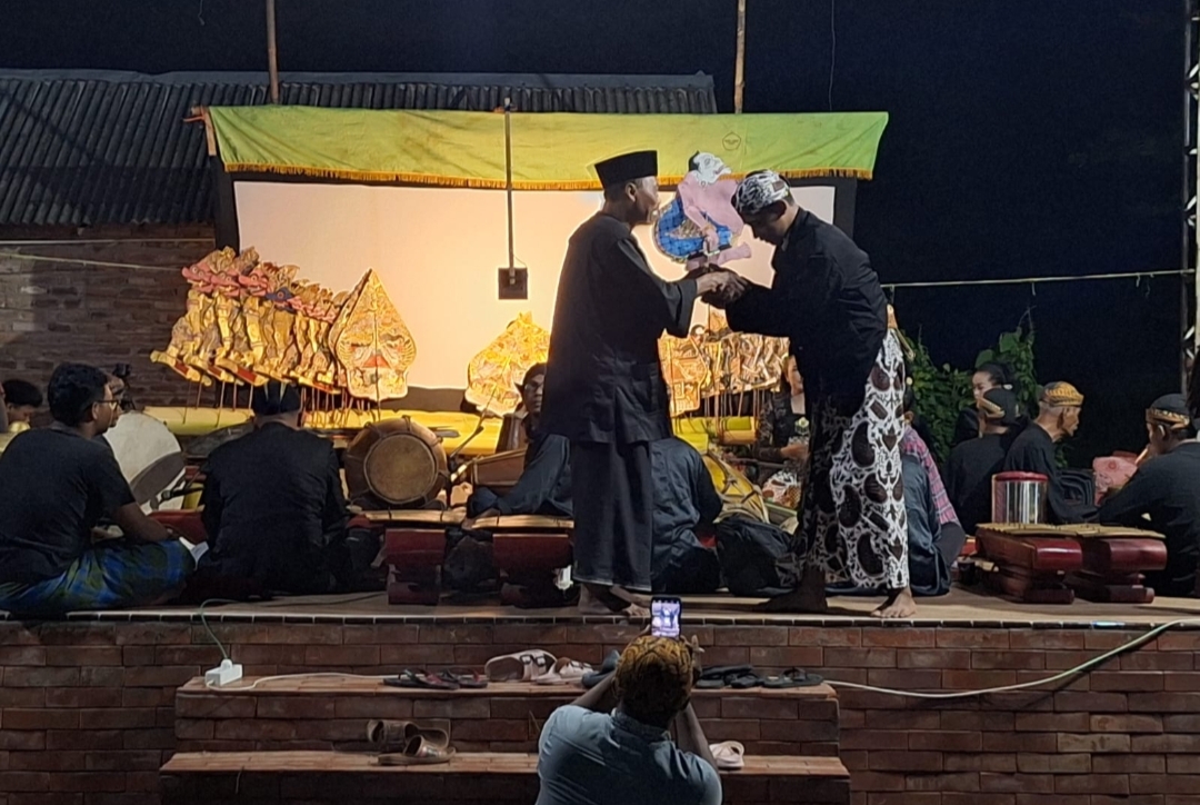 Tirakatan Jumat Wage Desa Simbatan Gelar Budaya Wayangan Semalam Suntuk