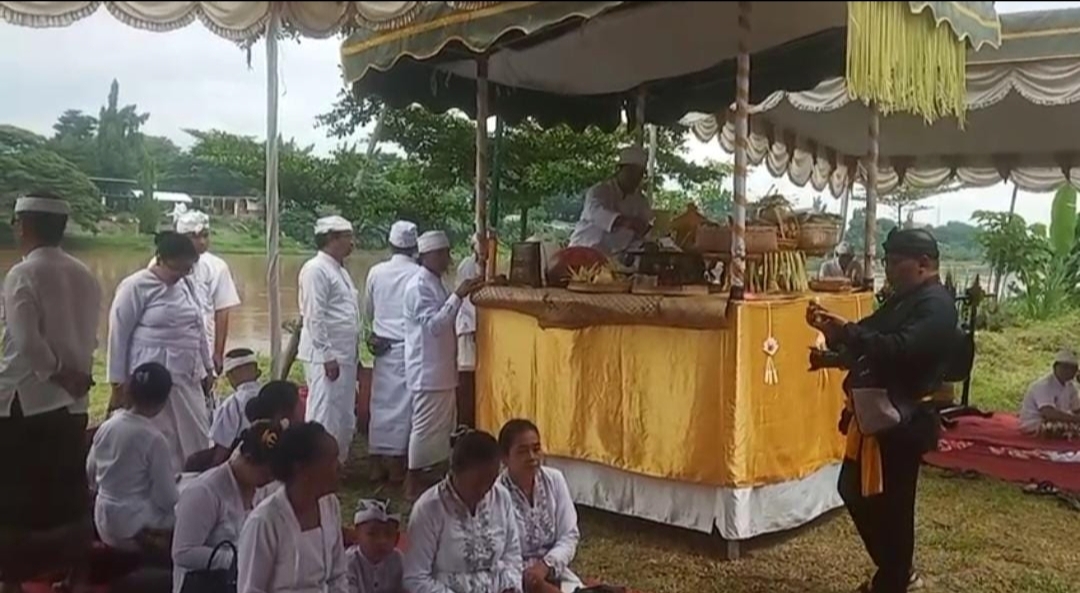 Sejumlah umat Hindu sedang melaksanakan upacara Melasti di tepi Sungai Brantas Kota Kediri