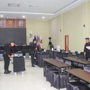 Jelang Rapat Pleno Subsatgas Brimob Jibom Polda Sulteng, Sterilisasi KPU Jelang Rapat Pleno Subsatgas Brimob Jibom Polda Sulteng, Sterilisasi KPU
