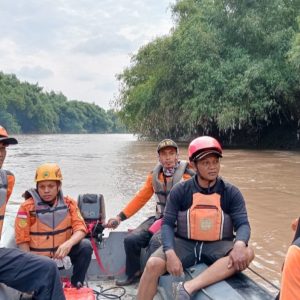 Tim SAR Gabungan Sisir Bengawan Madiun, Lanjutkan Pencarian Pemuda Hanyut Tim SAR Gabungan Sisir Bengawan Madiun, Lanjutkan Pencarian Pemuda Hanyut
