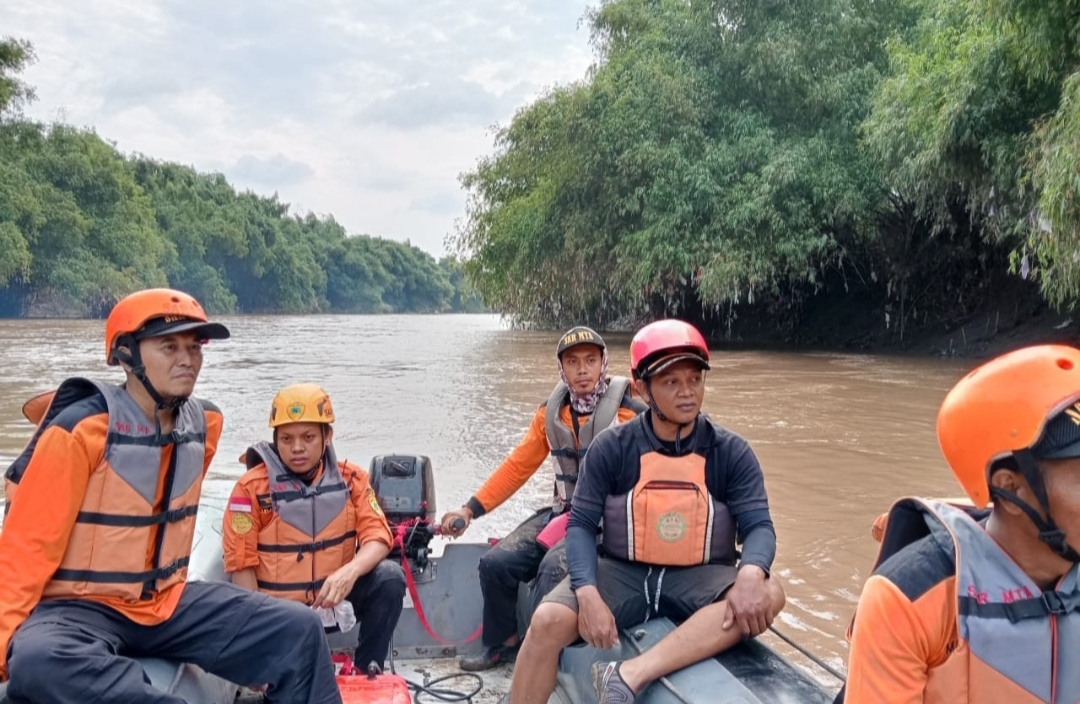 Tim SAR Gabungan Sisir Bengawan Madiun, Lanjutkan Pencarian Pemuda Hanyut