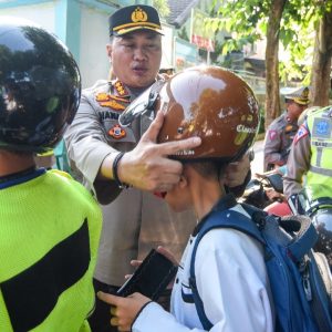 Polresta Banyuwangi Bagikan Ratusan Helm Pada Murid Sekolah Dasar Guna Tingkatkan Keselamatan Anak di Jalan Raya