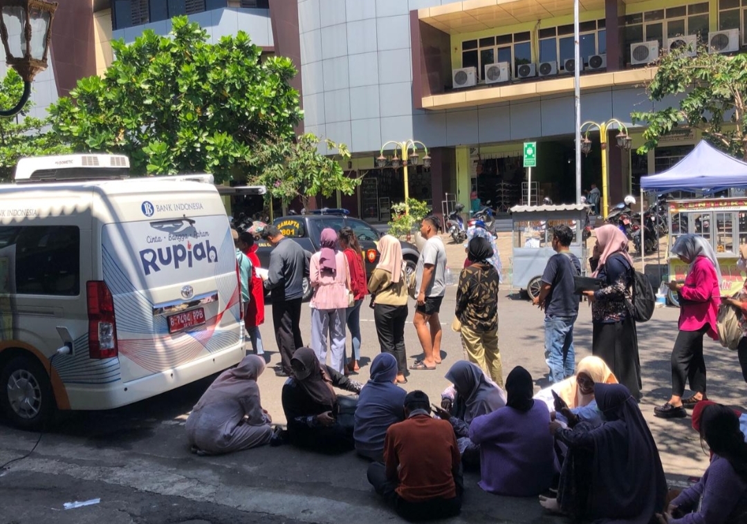 Puasa Baru 10 Hari Warga Magetan Sudah Berburu Uang Baru Dari BI