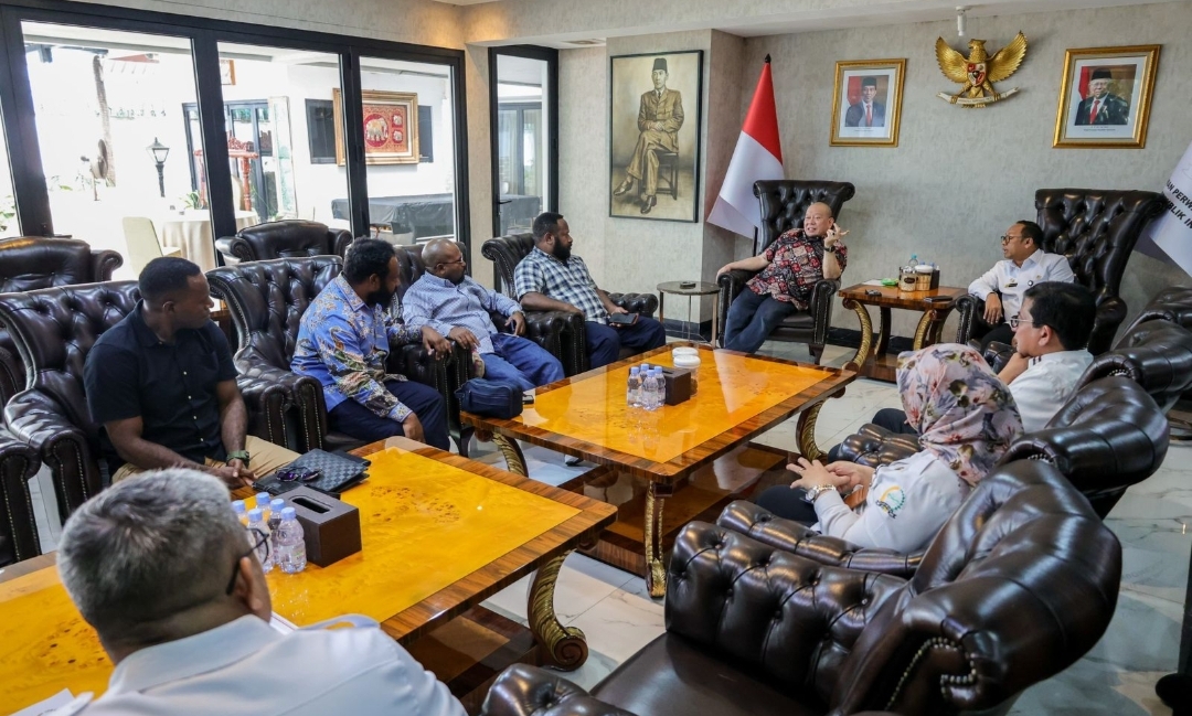Diskusi Bersama Senator Papua, Ketua DPD RI Bicara Bangsa hingga Bola