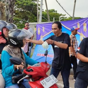 Tebar Kebaikan, Siber Korda Kediri Bagi-bagi Ribuan Takjil Gratis ke Pengguna Jalan
