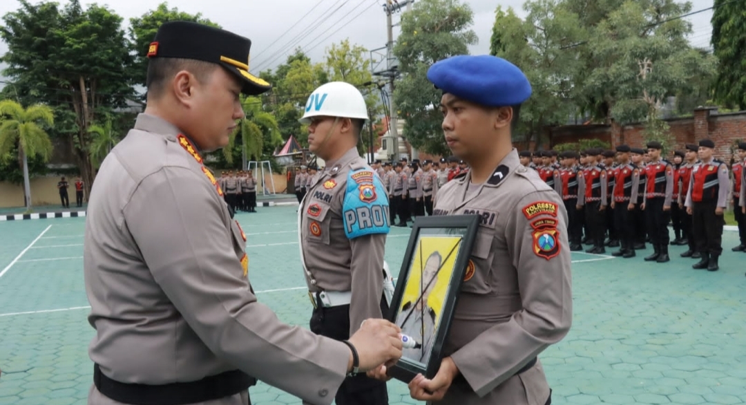 Polresta Banyuwangi Laksanakan Upacara Pemberhentian Tidak Dengan Hormat Dua Personil