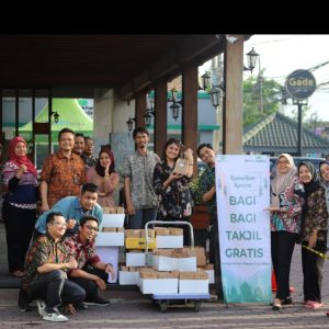 PT Pegadaian Kanwil XII Surabaya, Bagikan Ribuan Ta’jil Ramadhan Gratis Kepada Masyarakat PT Pegadaian Kanwil XII Surabaya, Bagikan Ribuan Ta’jil Ramadhan Gratis Kepada Masyarakat