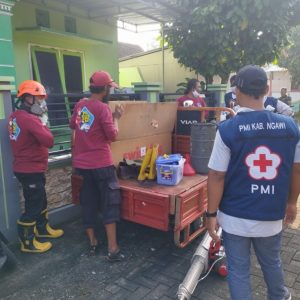 Pasukan Fogging PMI Ngawi Proteksi 413 KK Dari Gangguan DBD Pasukan Fogging PMI Ngawi Proteksi 413 KK Dari Gangguan DBD