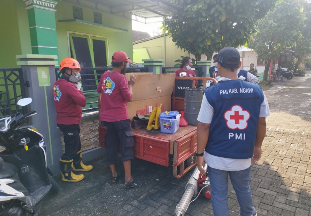 Pasukan Fogging PMI Ngawi Proteksi 413 KK Dari Gangguan DBD