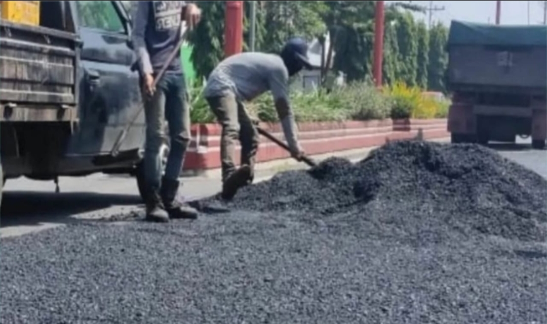 Pastikan Jalan Raya Nyaman Jelang Lebaran, Dinas PUPR Kota Mojokerto Perbaiki Jalan