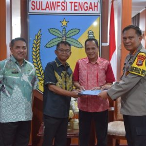 Gubernur Sulteng Serahkan Dana Hibah Pengamanan Pilkada 2024 ke Polda