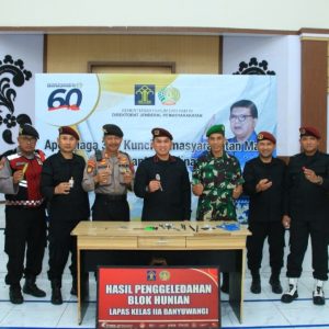 Tingkatkan Kewaspadaan, Lapas Banyuwangi Bersama TNI-Polri Geledah Kamar Hunian