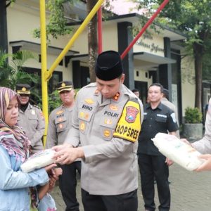 Polres Kediri Salurkan Ratusan Paket Beras Zakat Fitrah untuk Warga