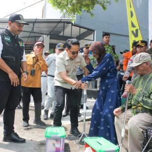 Lelah Berkendara Silahkan Istirahat, Pj. Gubernur Adhy Tinjau Posko Mudik di Ngawi, Lelah Berkendara Silahkan Istirahat, Pj. Gubernur Adhy Tinjau Posko Mudik di Ngawi,