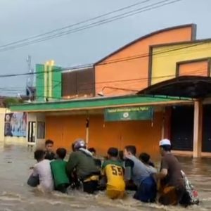 Hujan Deras, Bikin Jalan Raya Kraton Terendam Air Setinggi 50cm Hujan Deras, Bikin Jalan Raya Kraton Terendam Air Setinggi 50cm