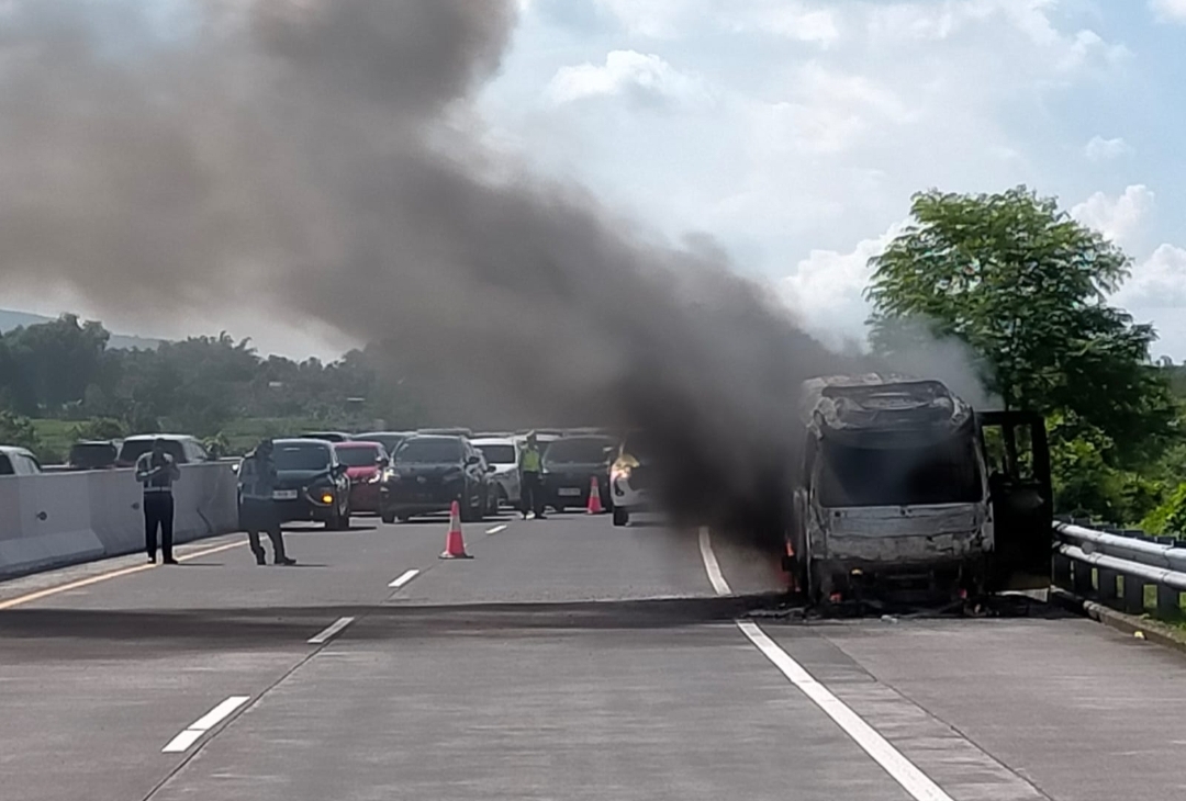 Hendak Berlebaran Ke Malang, Mobil Elf Dari Bojonegoro Terbakar