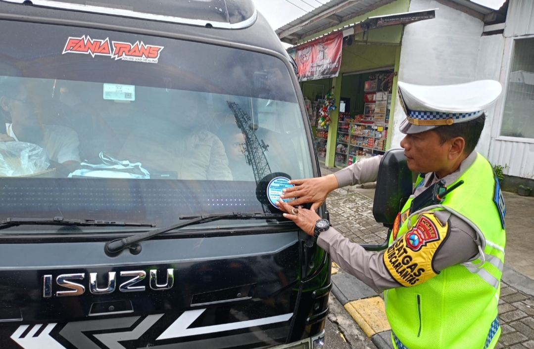 Kendaraan Yang Arah Magetan Dari karanganyar Jawa Tengah Dilakukan Ramp Check Di Cemoro Sewu