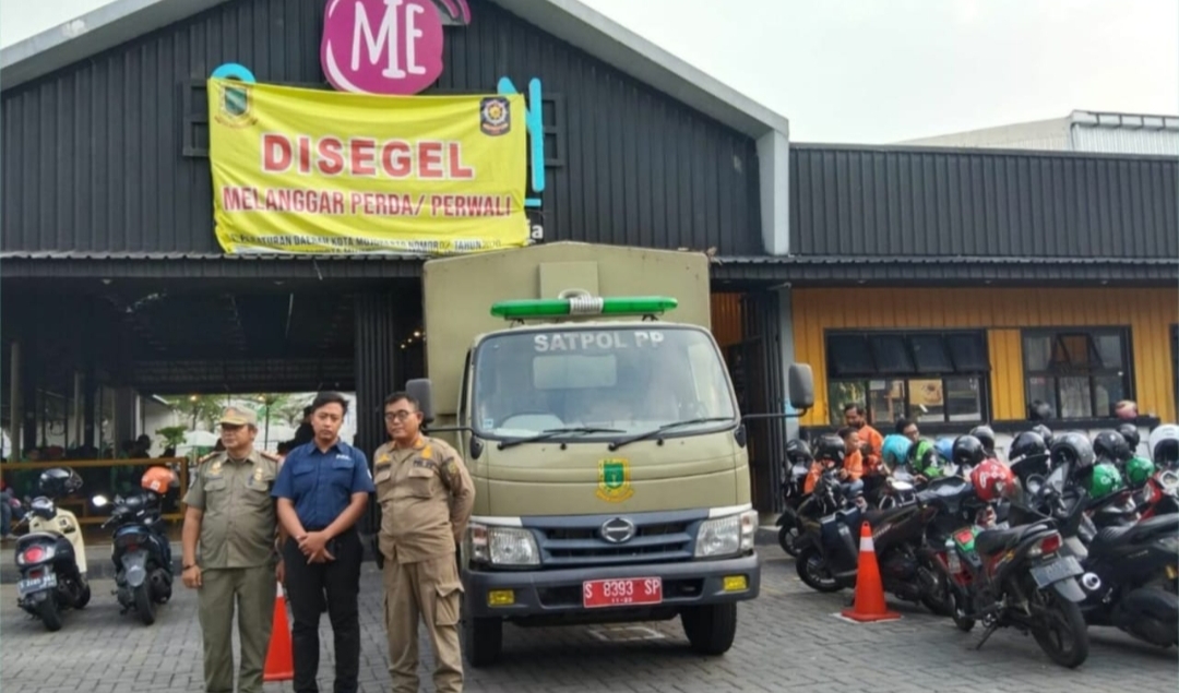 Langgar Perda dan Perwali: Reklame Mie Gacoan Mojokerto Disegel Satpol PP