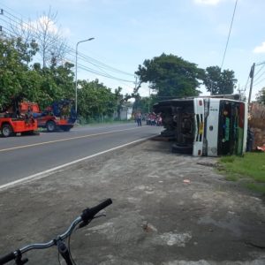Saat Akan Ngeban, Truk Over Dimensi Muatan Rosok Terguling di Madiun Saat Akan Ngeban, Truk Over Dimensi Muatan Rosok Terguling di Madiun