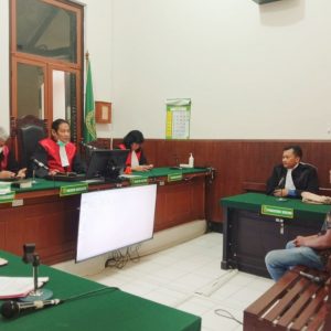 Hakim Geram Kepada Terdakwa Edy Mukti Karena Terlambat Di Persidangan