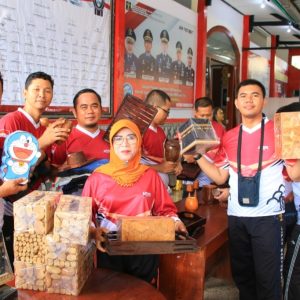 Petugas Lapas Banyuwangi Borong Hasil Karya Warga Binaan