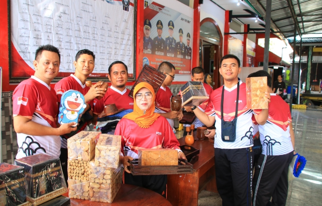 Petugas Lapas Banyuwangi Borong Hasil Karya Warga Binaan