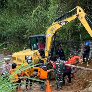 Tergerus Hujan, Jalur Objek Wisata Telaga Sarangan Tertutup Longsor Tergerus Hujan, Jalur Objek Wisata Telaga Sarangan Tertutup Longsor