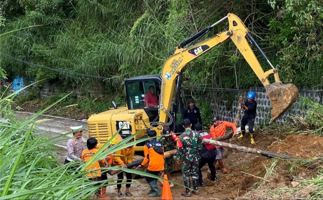 Tergerus Hujan, Jalur Objek Wisata Telaga Sarangan Tertutup Longsor