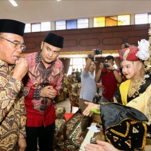 Menko Muhadjir Serahkan Bantuan Darurat Bencana Menko Muhadjir Serahkan Bantuan Darurat Bencana