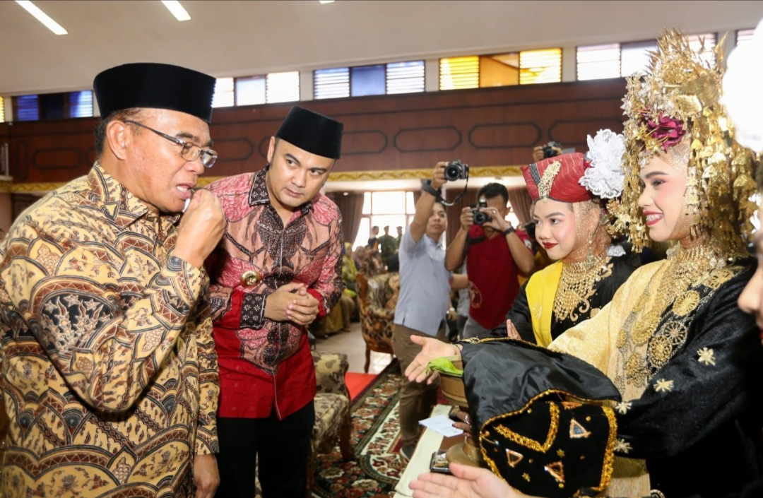 Menko Muhadjir Serahkan Bantuan Darurat Bencana