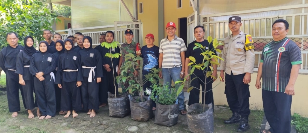 Jaga Kelestarian Lingkungan, PSHT Kota Kediri Lakukan Penanaman Pohon