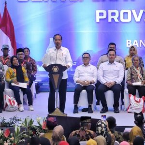 Serahkan 10.000 Sertipikat Tanah Elektronik, Presiden Jokowi: Banyuwangi Redistribusi TORA Terbesar di Indonesia