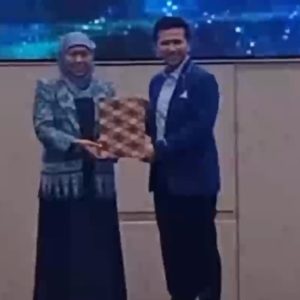 Emil Dardak: Hubungan Kami dengan Bu Khofifah Baik-baik Saja Emil Dardak: Hubungan Kami dengan Bu Khofifah Baik-baik Saja