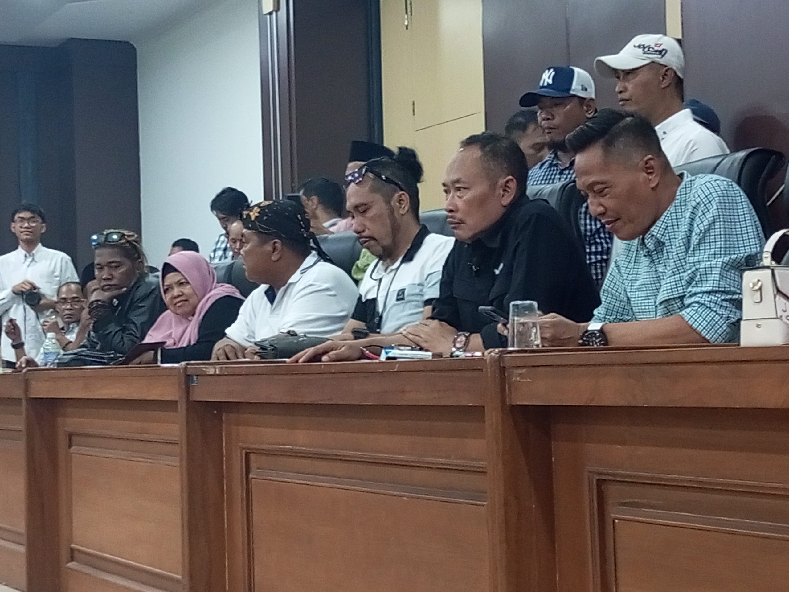 Ratusan LC Lurug DPRD, Minta Kepastian Hukum