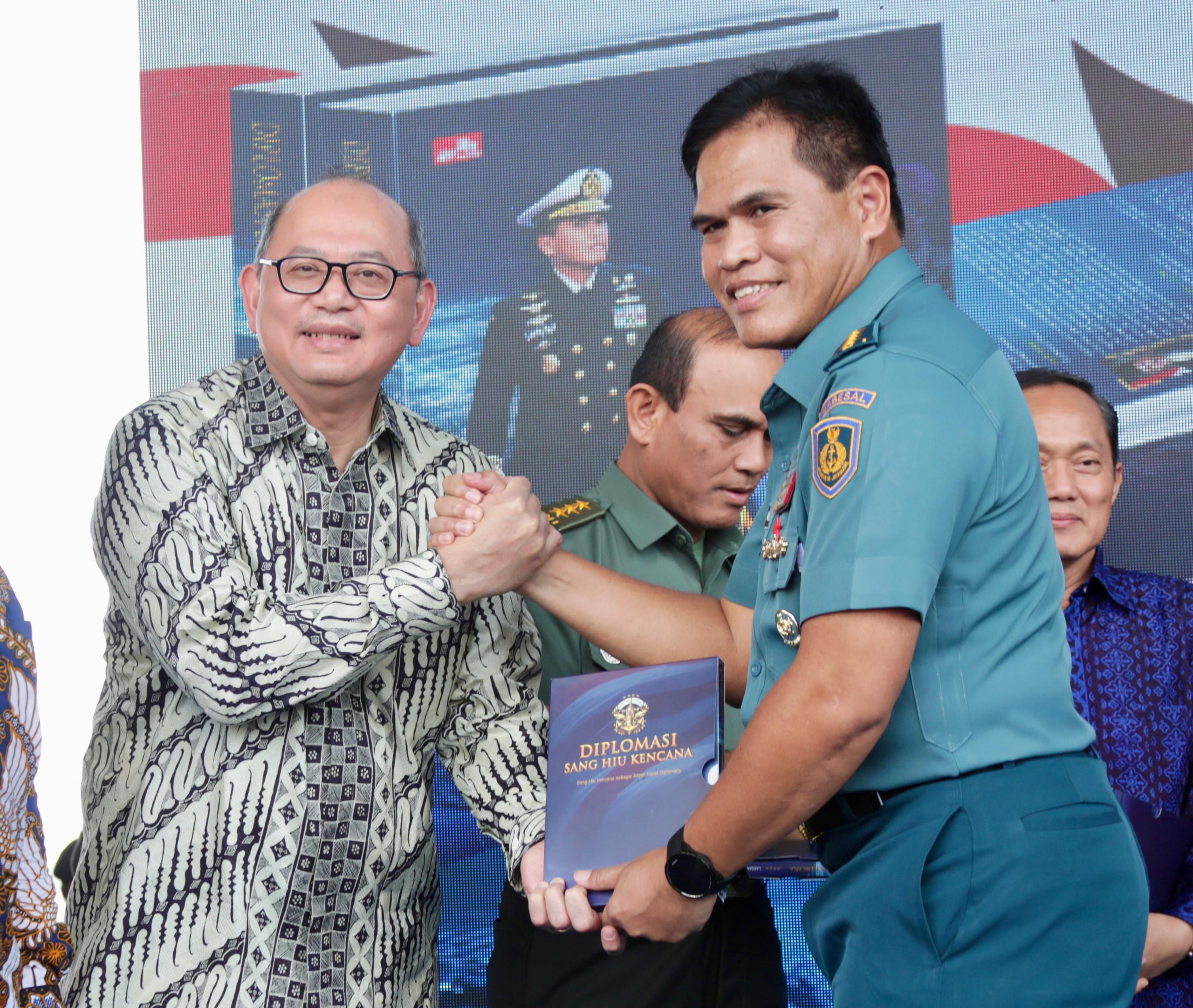 Pj. Sekdaprov Bobby Hadiri Launching Buku Diplomasi Sang Hiu Kencana
