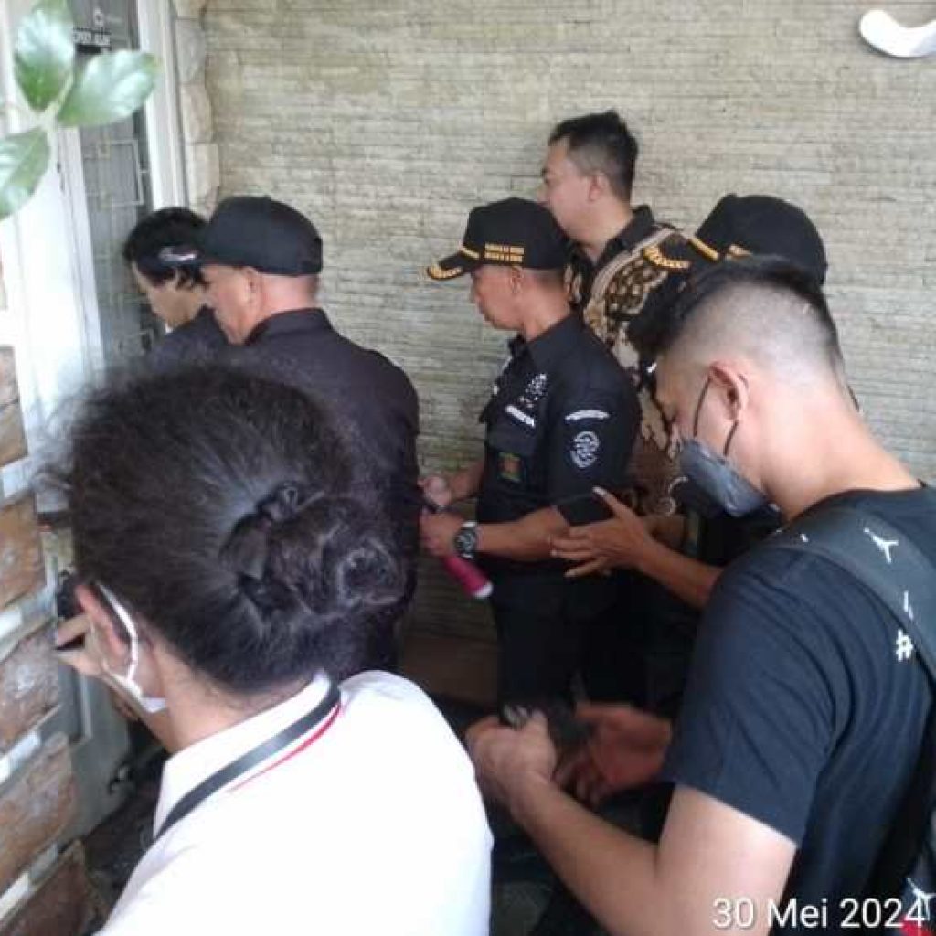 Eksekusi Jurusita PN Sidoarjo Terhadap Sebuah Rumah di Perum Valencia Garden Berjalan Aman