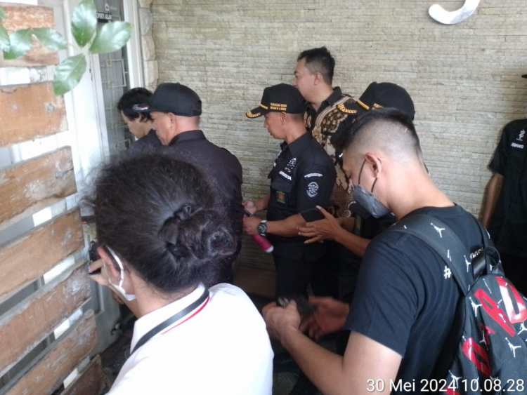 Eksekusi Jurusita PN Sidoarjo Terhadap Sebuah Rumah di Perum Valencia Garden Berjalan Aman