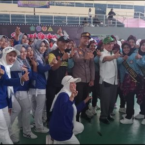 Emak-emak Bikin Heboh di Kejurkab Drum Band 2024 Emak-emak Bikin Heboh di Kejurkab Drum Band 2024