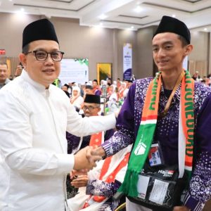 Pj. Gubernur Adhy Karyono Berangkatkan Kloter Pertama Jemaah Haji Embarkasi Surabaya Pj. Gubernur Adhy Karyono Berangkatkan Kloter Pertama Jemaah Haji Embarkasi Surabaya