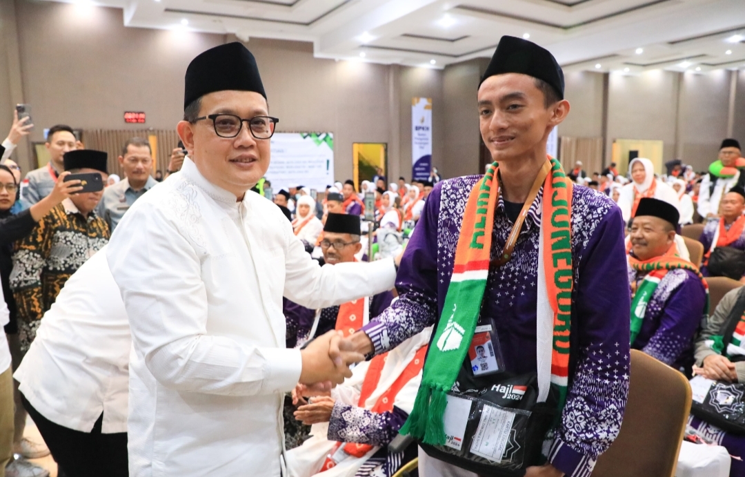 Pj. Gubernur Adhy Karyono Berangkatkan Kloter Pertama Jemaah Haji Embarkasi Surabaya