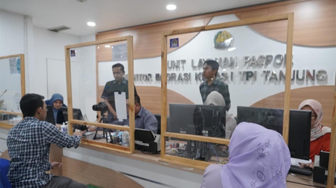Easy Paspor Pasar Atom Mall Diinisiasi Imigrasi Tanjung Perak Diserbu Pemohon