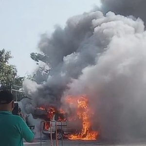 Usai Isi BBM, Minibus Tinggal Kerangka Terbakar di SPBU Takeran Magetan Usai Isi BBM, Minibus Tinggal Kerangka Terbakar di SPBU Takeran Magetan