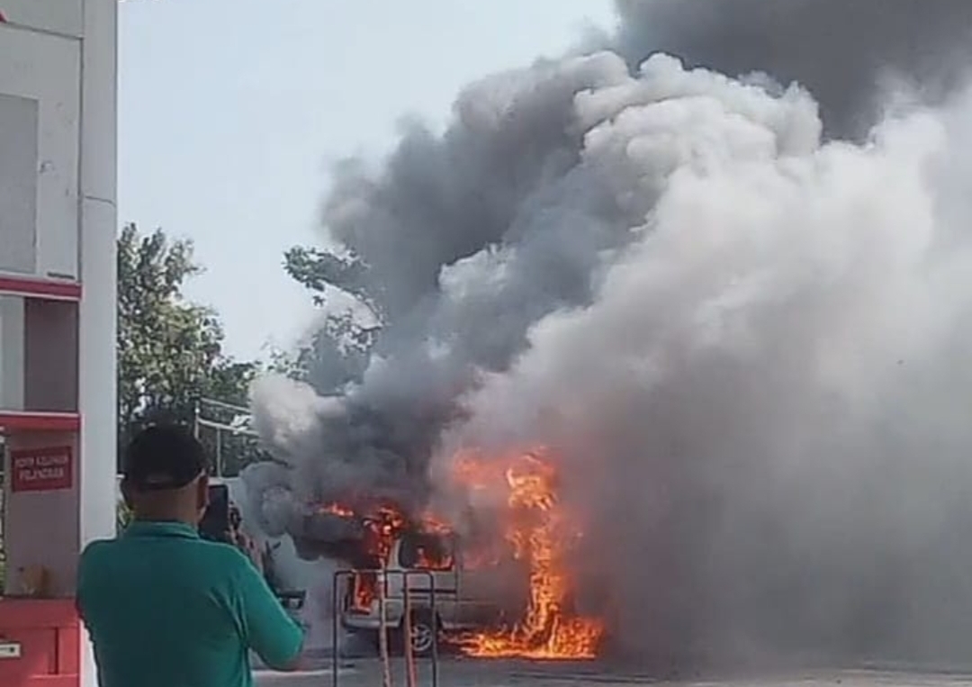 Usai Isi BBM, Minibus Tinggal Kerangka Terbakar di SPBU Takeran Magetan