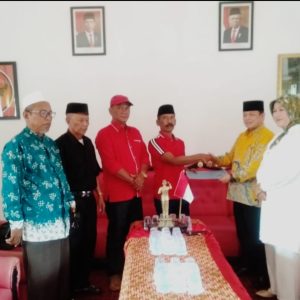 Tikno Kembalikan Formulir Pendaftaran Bacawabup Ke PDI Perjuangan Tikno Kembalikan Formulir Pendaftaran Bacawabup Ke PDI Perjuangan