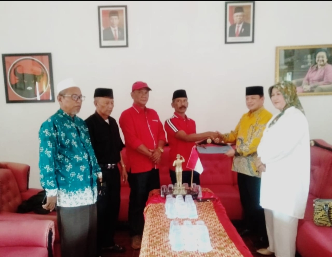 Tikno Kembalikan Formulir Pendaftaran Bacawabup Ke PDI Perjuangan