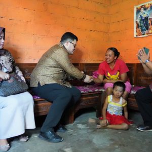 Bupati Kediri Salurkan Bantuan Tunai untuk Pengembangan Usaha PKL